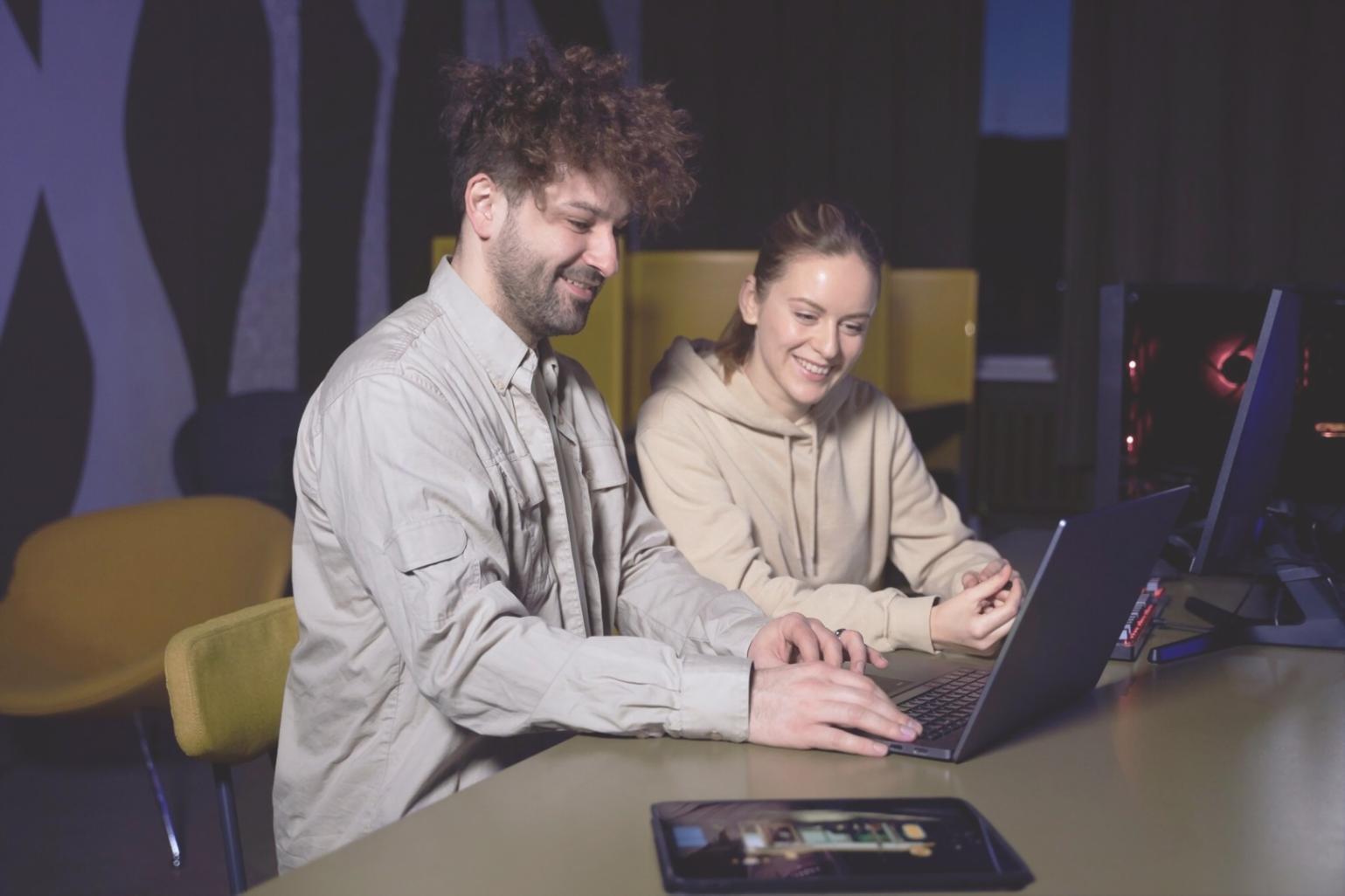Sustainable software development workspace with energy-efficient monitors